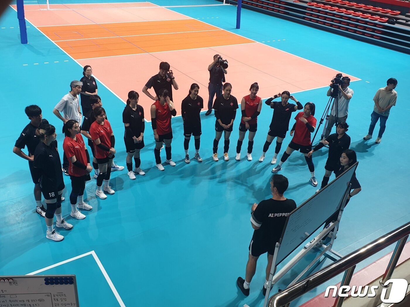 본문 이미지 - 페퍼저축은행 선수들이 19일 훈련 전 조 트린지 감독의 설명을 듣고 있다.