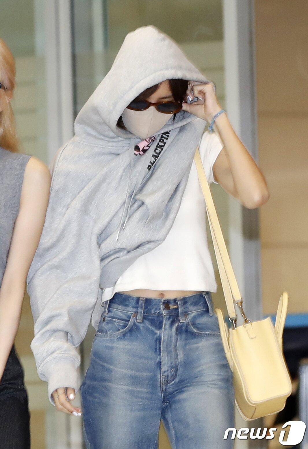 본문 이미지 - 블랙핑크(BLACKPINK) 리사가 19일 인천국제공항 2터미널에 도착해 차량으로 이동하고 있다. ⓒ News1 권현진 기자