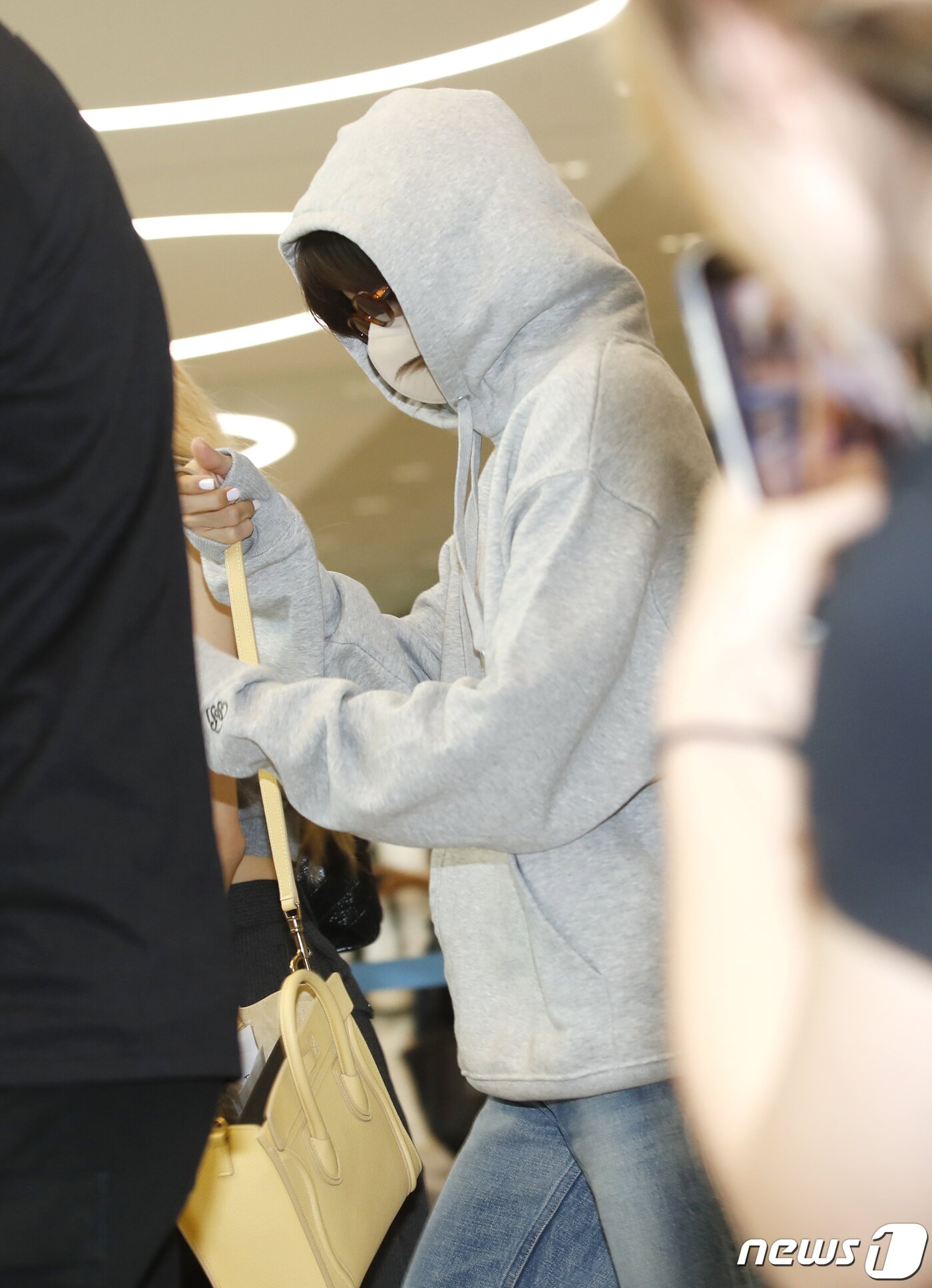 본문 이미지 - 블랙핑크(BLACKPINK) 리사가 19일 인천국제공항 2터미널을 통해 프랑스 파리에서 입국하고 있다. ⓒ News1 권현진 기자