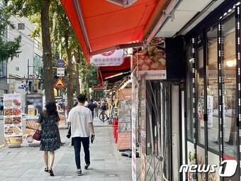 본문 이미지 - 내년도 최저임금이 9860원으로 결정된 19일 오후 서울 종로구 일대 가게 앞 모습.  ⓒ 이민주 기자