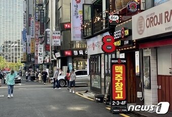 본문 이미지 - 내년도 최저임금이 9860원으로 결정된 19일 오후 서울 종로구 일대 가게 앞 모습. ⓒ 이민주 기자