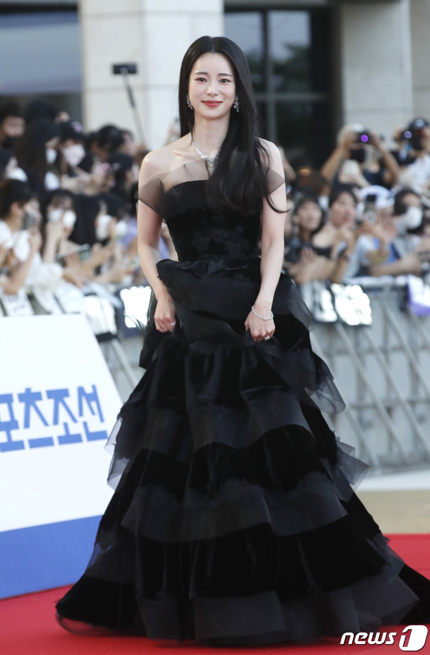 본문 이미지 - 배우 임지연이 19일 오후 인천 중구 파라다이스시티 크로마에서 진행된 ‘제2회 청룡시리즈어워즈’에서 여신 미모를 뽐내며 레드카펫을 밟고 있다. ⓒ News1 권현진 기자