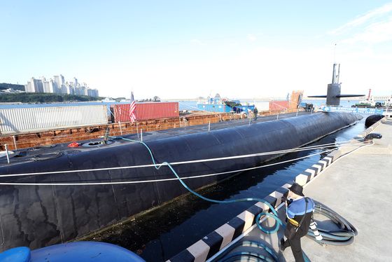 19일 부산 해군작전기지에 정박 중인 미 해군 '오하이오'급 핵추진 탄도유도탄 잠수함(SSBN) '켄터키'(SSBN-737).(국방일보 제공)