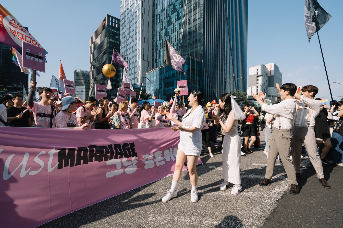 (서울=뉴스1) 민경석 기자 = 국내 첫 임신 동성부부 김규진·김세연 부부와 유튜브 채널 망원댁 TV 동성커플 킴·백팩이 1일 오후 서울 중구 삼일대로 일대에서 열린 '제24회 서 …