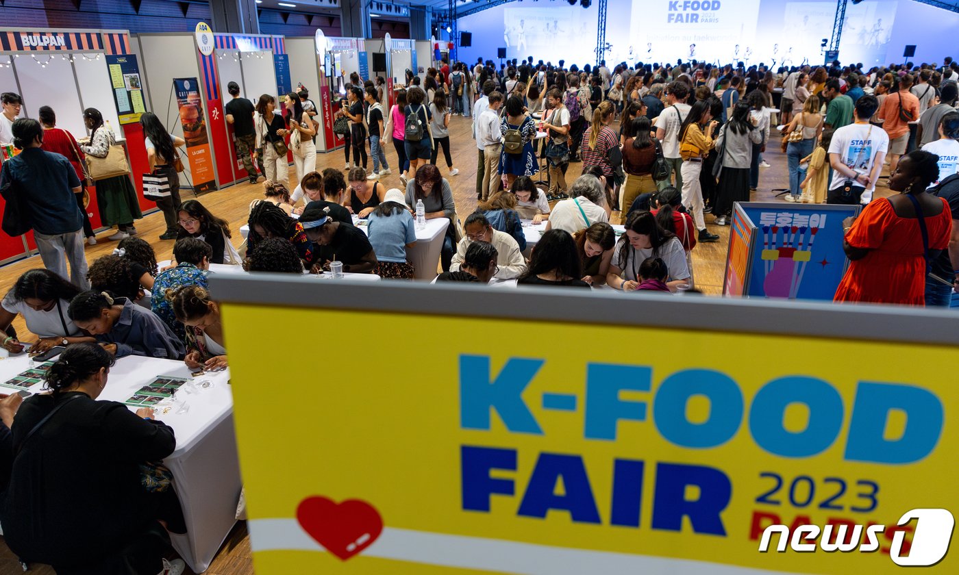 본문 이미지 - 지난해 파리 루브르 박물관에서 열린 ‘2023 파리 케이 푸드 페어(K-Food Fair)’ /뉴스1 ⓒ News1