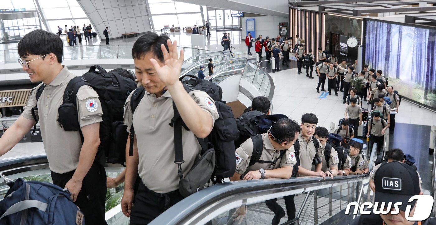 본문 이미지 - 대한민국 해외긴급구호대(KDRT) 대원들이 2일 인천국제공항 제1여객터미널에서 캐나다 산불 진화 파견 출정식 후 출국길에 나서고 있다.  2023.7.2/뉴스1 ⓒ News1 김도우 기자