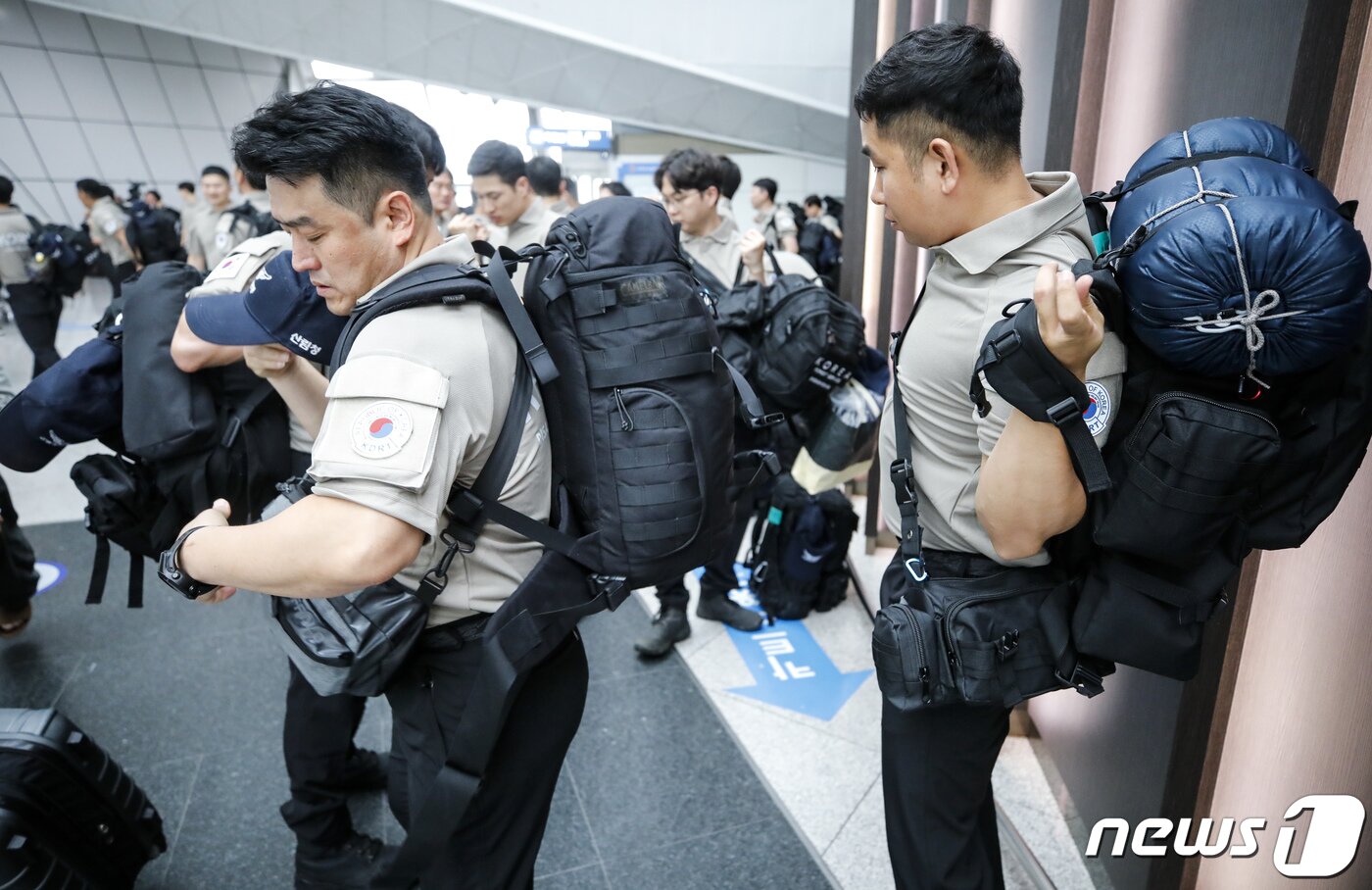 본문 이미지 - 대한민국 해외긴급구호대(KDRT) 대원들이 2일 인천국제공항 제1여객터미널에서 캐나다 산불 진화 파견 출정식 후 출국길에 나서고 있다.  2023.7.2/뉴스1 ⓒ News1 김도우 기자