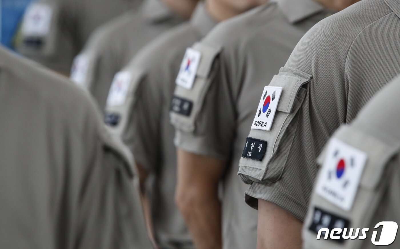 본문 이미지 - 대한민국 해외긴급구호대(KDRT) 대원들이 2일 인천국제공항 제1여객터미널에서 캐나다 산불 진화 파견 출정식을 하고 있다. 2023.7.2/뉴스1 ⓒ News1 김도우 기자