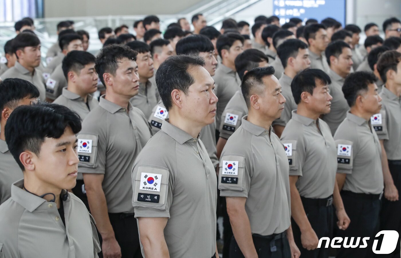 본문 이미지 - 대한민국 해외긴급구호대(KDRT) 대원들이 2일 인천국제공항 제1여객터미널에서 캐나다 산불 진화 파견 출정식을 하고 있다.  2023.7.2/뉴스1 ⓒ News1 김도우 기자