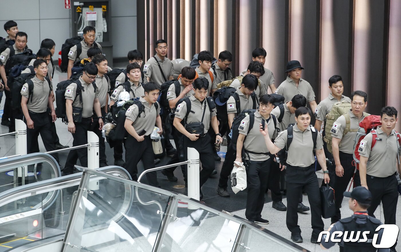 본문 이미지 - 대한민국 해외긴급구호대(KDRT) 대원들이 2일 인천국제공항 제1여객터미널에서 캐나다 산불 진화 파견 출정식 후 출국길에 나서고 있다.  2023.7.2/뉴스1 ⓒ News1 김도우 기자
