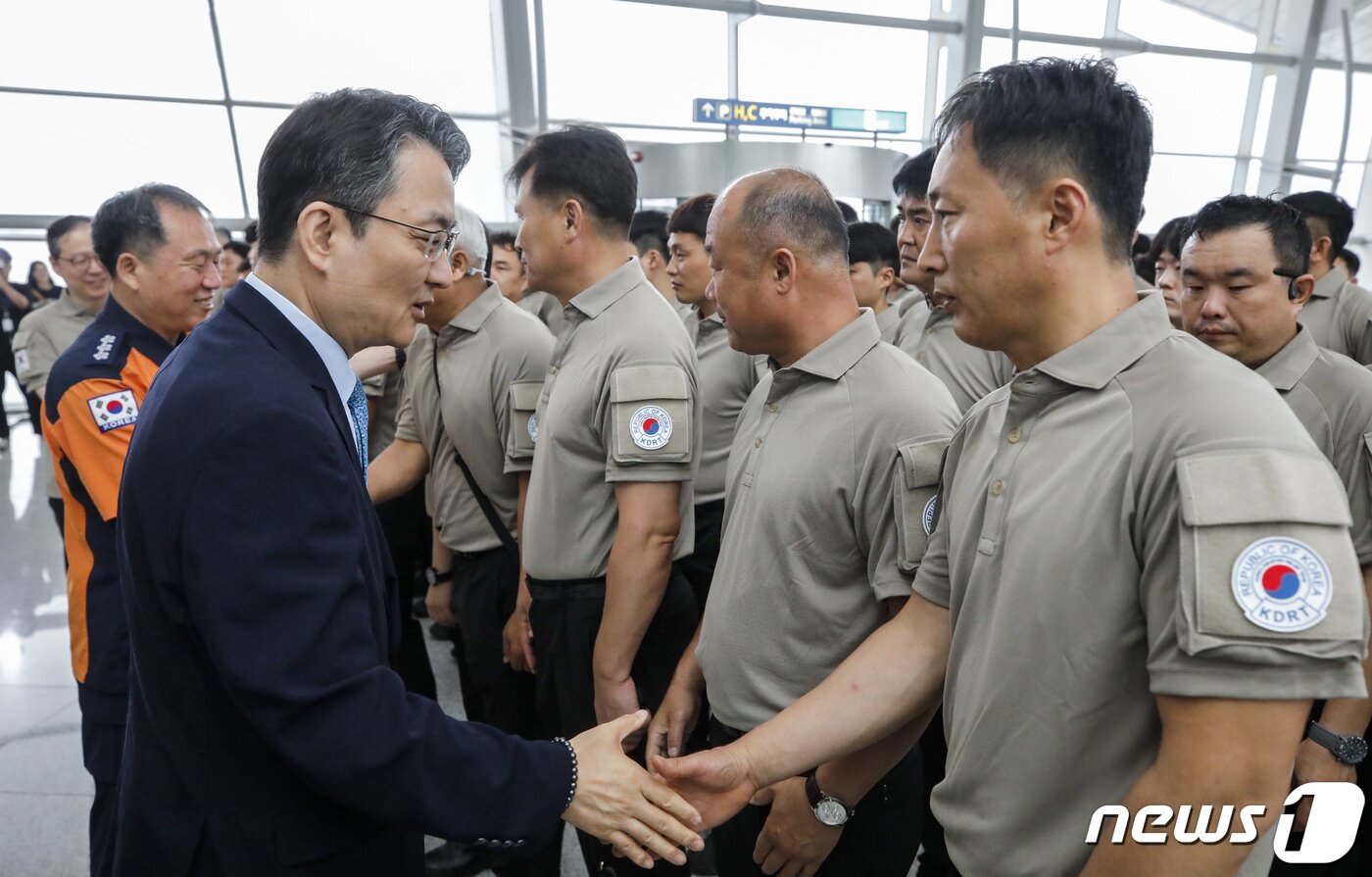본문 이미지 - 박용민 다자외교조정관이 2일 오전 인천국제공항 제1여객터미널에서 열린 캐나다 산불 진화 파견 출정식에서 대한민국 해외긴급구호대(KDRT) 대원들을 격려하고 있다. 2023.7.2/뉴스1 ⓒ News1 김도우 기자