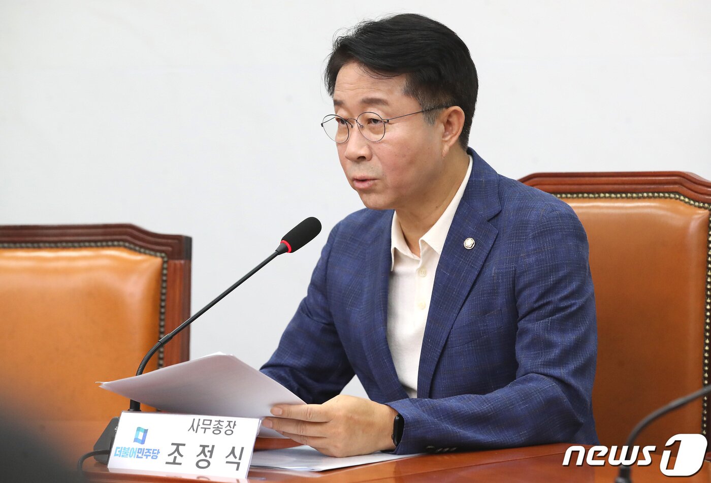 본문 이미지 - 조정식 더불어민주당 사무총장이 2일 오전 서울 여의도 국회에서 기자간담회를 갖고 발언을 하고 있다. 2023.7.2/뉴스1 ⓒ News1 임세영 기자