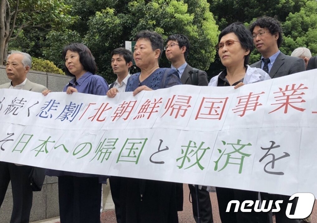 본문 이미지 - 가와사키 대표가 "지금도 계속되는 비극 재일교포북송사업 일본으로 귀국과 구제를" 이라는 내용의 손팻말을 들고 일본에서 활동 중인 모습. 그는 "조총련은 북송사업이 없었던 일이 되길 바란다"며 "영원히 역사에 남겨야 할 일"이라고 설명했다.  (모두모이자 제공)