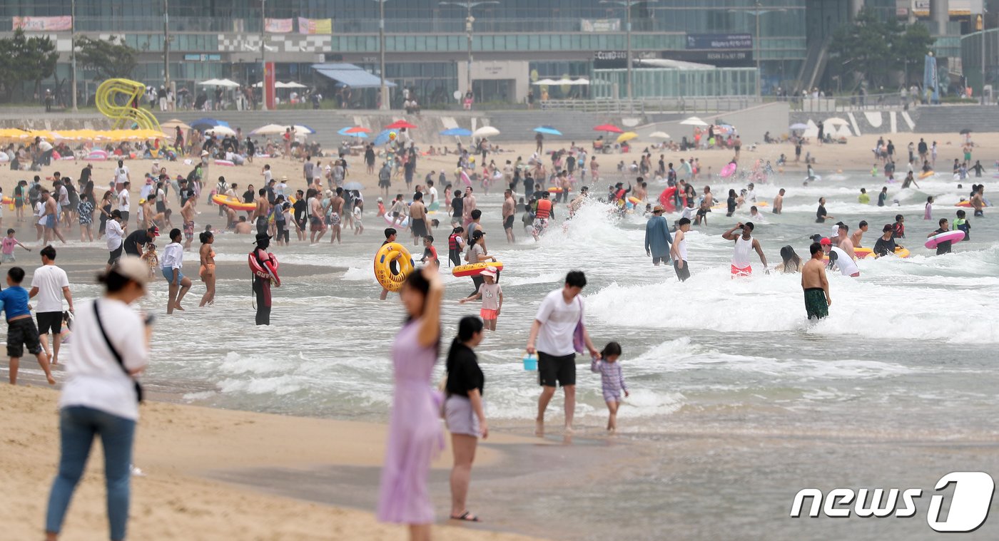 부산 해운대해수욕장이 전면 개장 후 첫 주말을 맞은 2일 해운대해수욕장에서 피서객들이 물놀이를 즐기며 더위를 식히고 있다. 2023.7.2/뉴스1 ⓒ News1 윤일지 기자