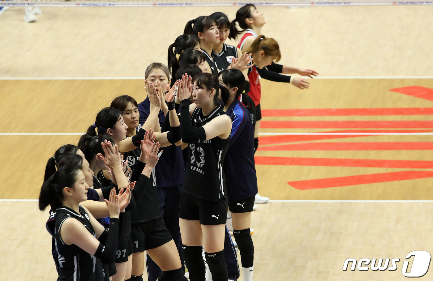 (수원=뉴스1) 이동해 기자 = 2일 경기도 수원시 서수원칠보체육관에서 열린 '2023 국제배구연맹(FIVB) 발리볼내셔널리그(VNL)' 3주차 대한민국과 폴란드의 경기에서 0대3 …