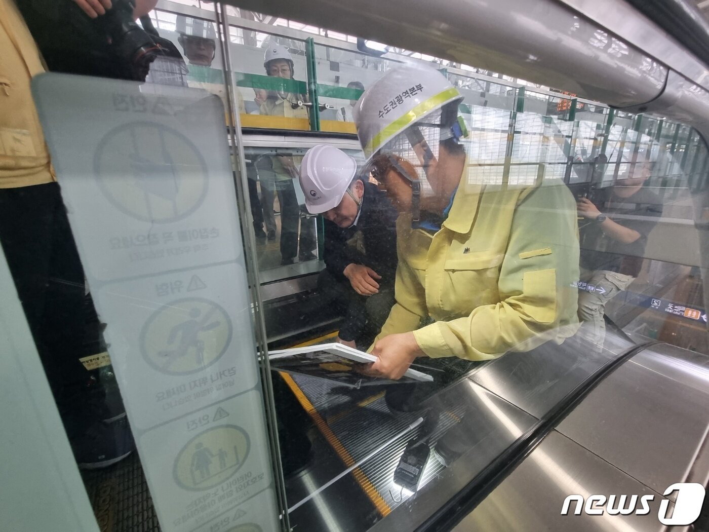 본문 이미지 - 원희룡 국토교통부 장관이 2일 한국고속철도(KTX)·전철 1호선 광명역에서 에스컬레이터 안전점검을 실시했다. 2023. 7. 2/뉴스1 ⓒ News1 최서윤 기자