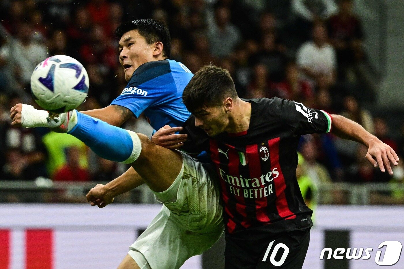 본문 이미지 - 나폴리에서 활약하던 김민재(왼쪽) ⓒ AFP=뉴스1