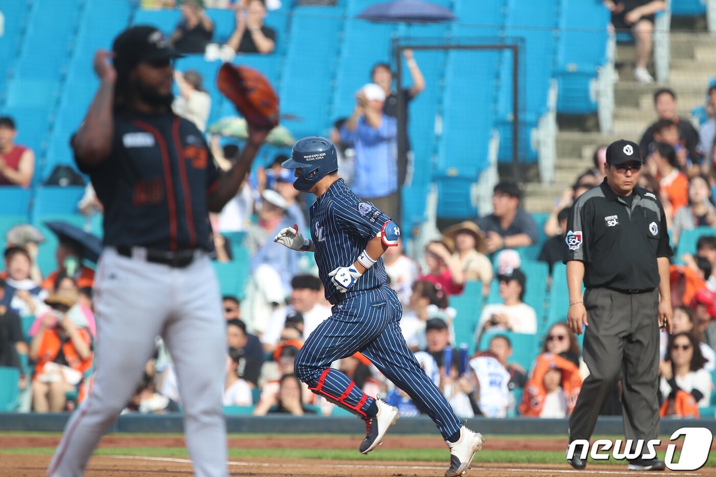 본문 이미지 - 2일 오후 대구 삼성라이온즈파크에서 열린 프로야구 '신한은행 SOL 2023 KBO리그' 한화 이글스와 삼성 라이온즈의 경기, 2회말 선두타자로 나온 삼성 4번타자 강민호가 좌월 동점 솔로홈런을 친 뒤 그라운드를 돌고 있다. 2023.7.2/뉴스1 ⓒ News1 공정식 기자