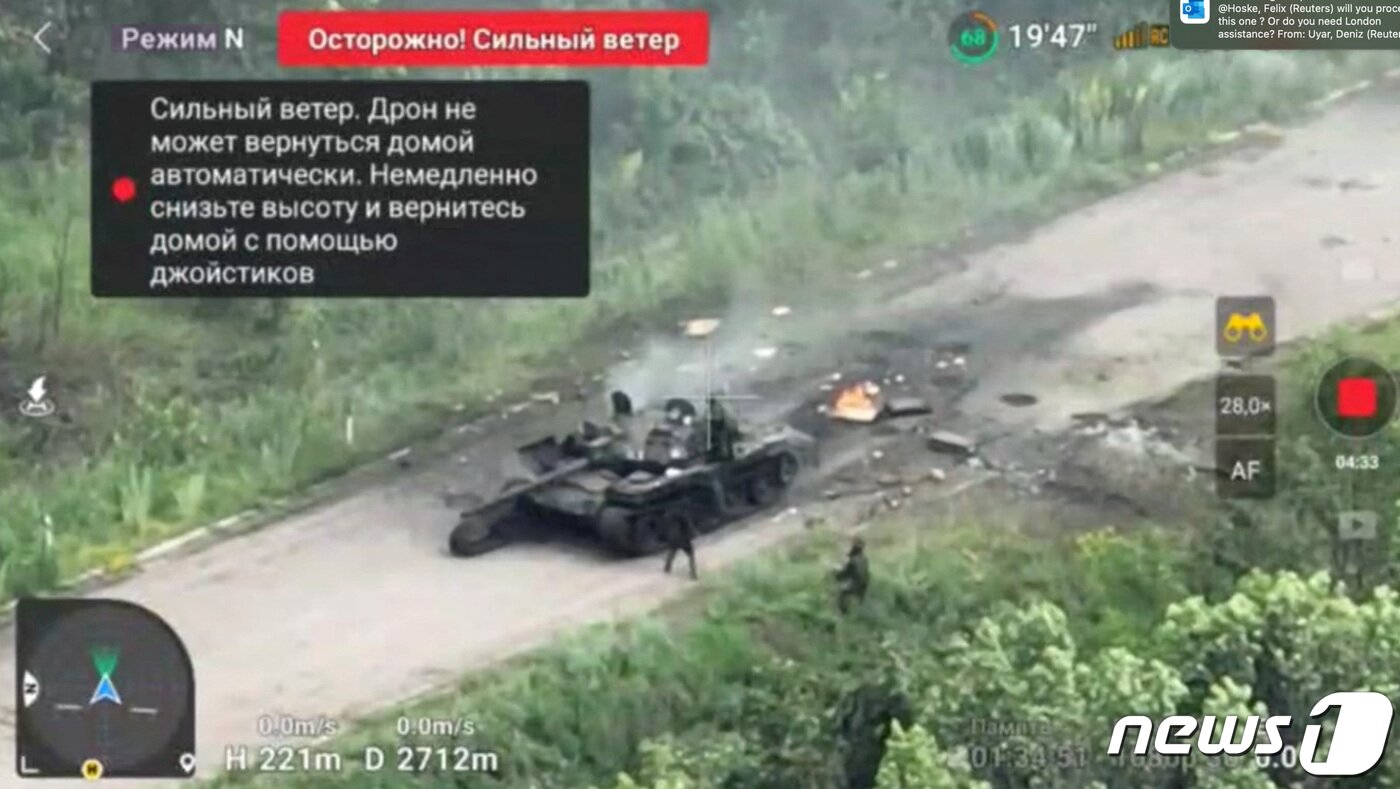 본문 이미지 - 30일 (현지시간) 도네츠크 바흐무트에서 우크라이나 군의 포격을 받은 러시아 군 탱크가 폭발해 파괴된 모습이 보인다. 2023.7.2 ⓒ 로이터=뉴스1 ⓒ News1 우동명 기자