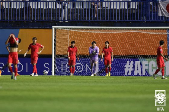 2일&#40;현지시간&#41; 태국 빠툼타니 스타디움에서 열린 아시아축구연맹&#40;AFC&#41; U-17 아시안컵 결승전 대한민국과 일본의 경기에서 후반전 두번째 실점 후 골키퍼 홍성민이 동료선수들을 격려하고 있다. &#40;대한축구협회 제공&#41;2023.7.2/뉴스1 ⓒ News1 박세연 기자