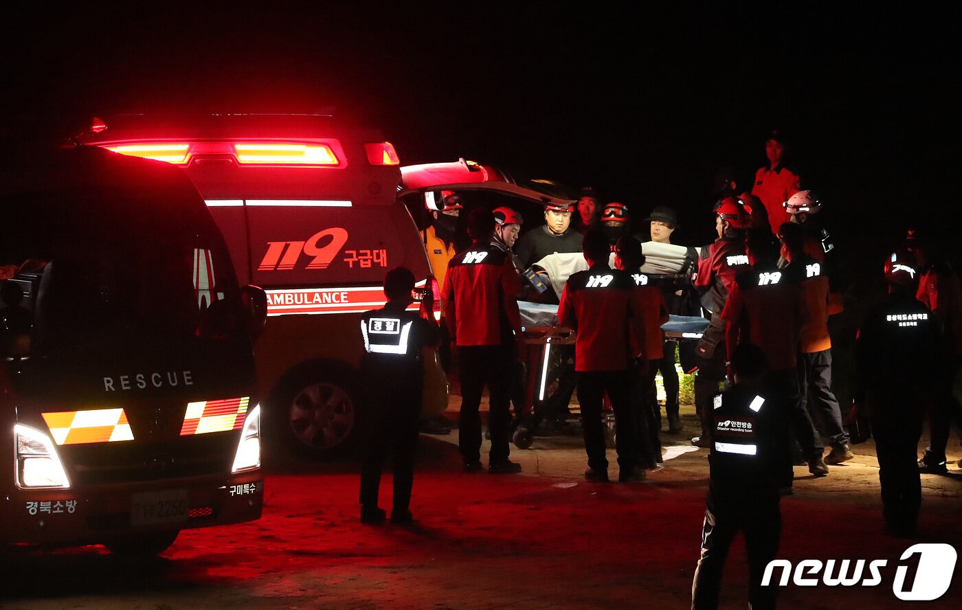 본문 이미지 - 19일 오전 경북 예천군 보문면 미호리 하천에서 실종자 수색 도중 급류에 휩쓸려 실종된 해병대원이 이날 오후 11시8분쯤 예천군 호명면 월포리 고평교 인근에서 발견돼 이송되고 있다. 2023.7.19/뉴스1 ⓒ News1 공정식 기자