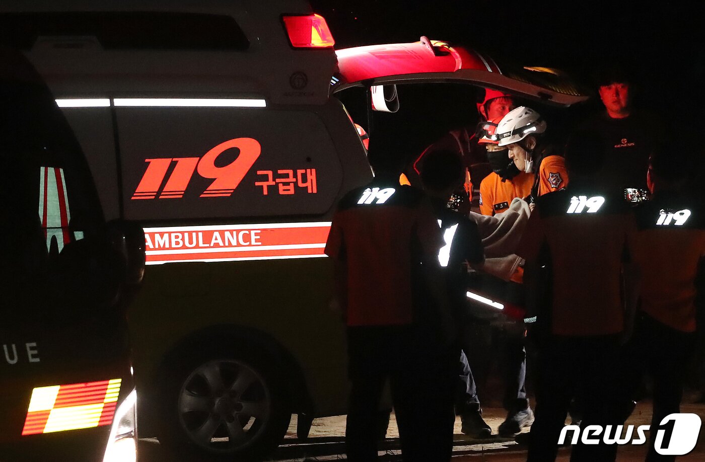 본문 이미지 - 19일 오전 경북 예천군 보문면 미호리 하천에서 실종자 수색 도중 급류에 휩쓸려 실종된 해병대원이 이날 오후 11시8분쯤 예천군 호명면 월포리 고평교 인근에서 발견돼 이송되고 있다. 2023.7.19/뉴스1 ⓒ News1 공정식 기자