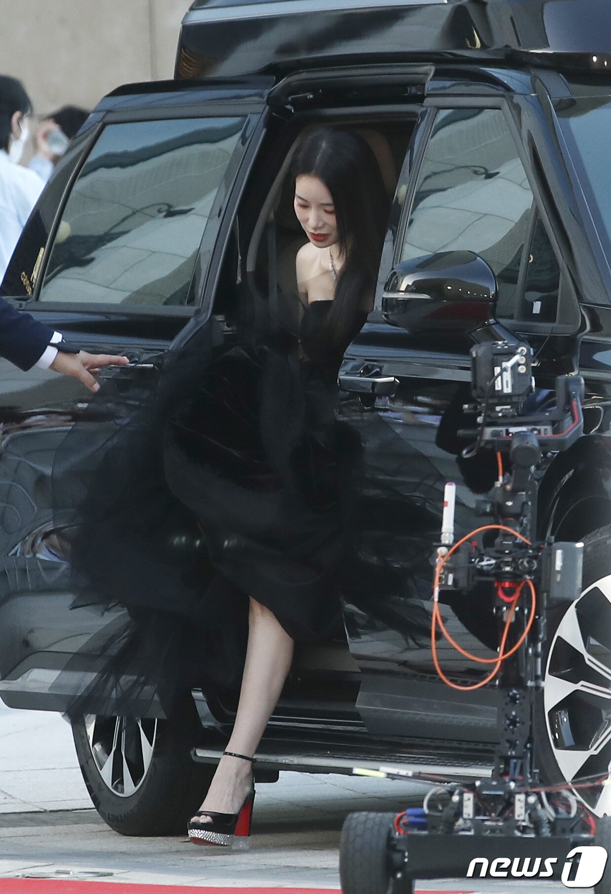 본문 이미지 - 배우 임지연이 19일 오후 인천 중구 파라다이스시티 크로마에서 진행된 ‘제2회 청룡시리즈어워즈’에 참석하기 위해 차에서 내리고 있다. ⓒ News1 권현진 기자