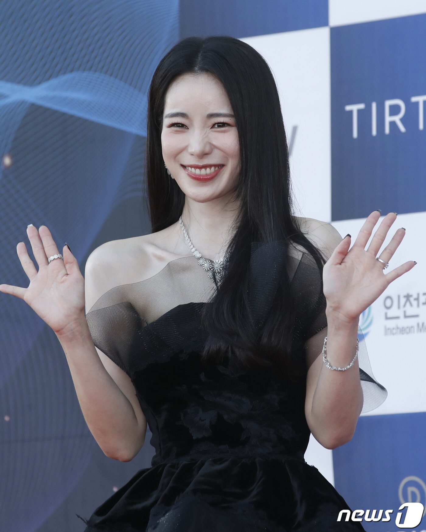 본문 이미지 - 배우 임지연이 19일 오후 인천 중구 파라다이스시티 크로마에서 진행된 ‘제2회 청룡시리즈어워즈’에서 인사를 하고 있다. ⓒ News1 권현진 기자