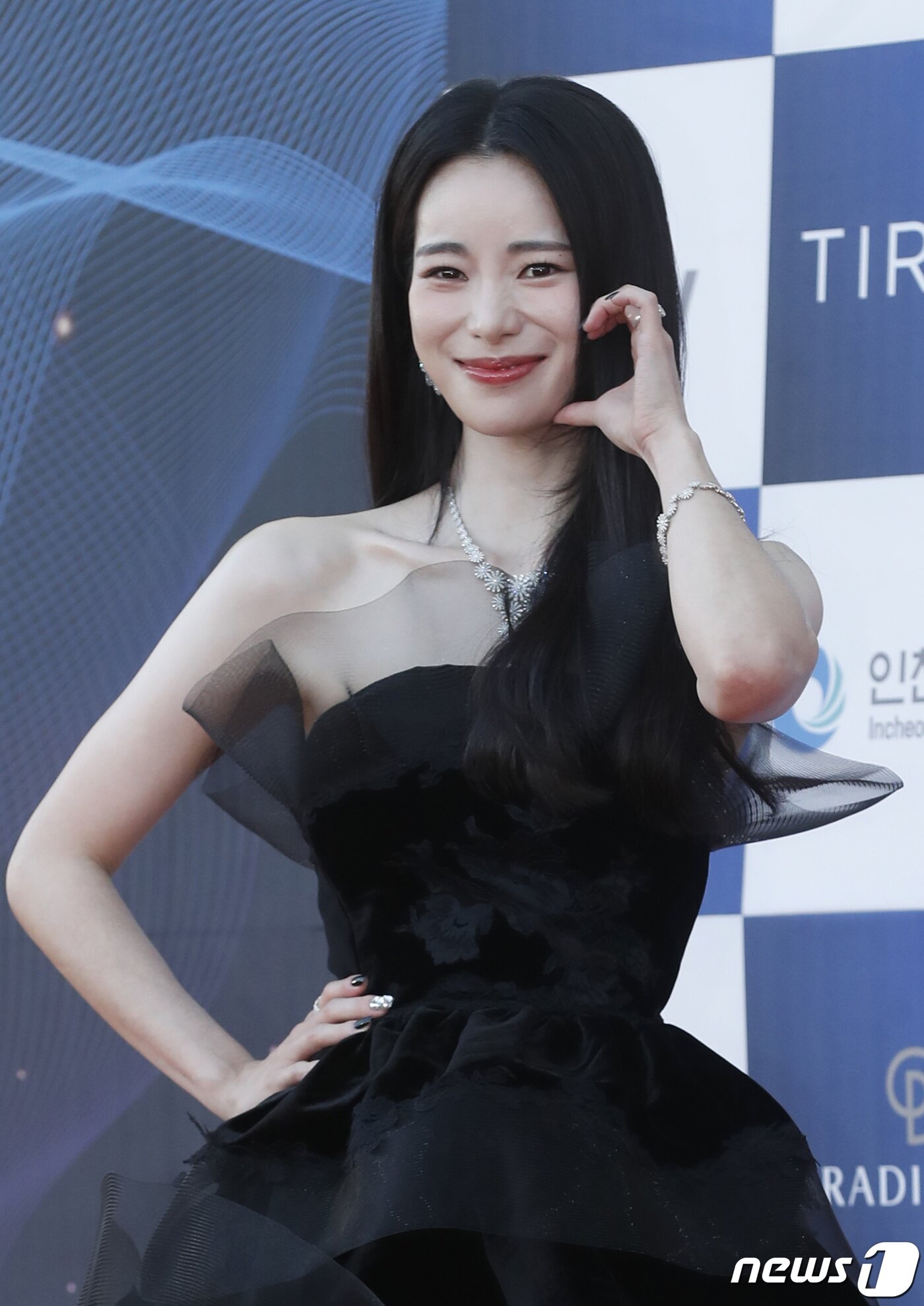 본문 이미지 - 배우 임지연이 19일 오후 인천 중구 파라다이스시티 크로마에서 진행된 ‘제2회 청룡시리즈어워즈’에서 볼 하트를 그리고 있다. ⓒ News1 권현진 기자