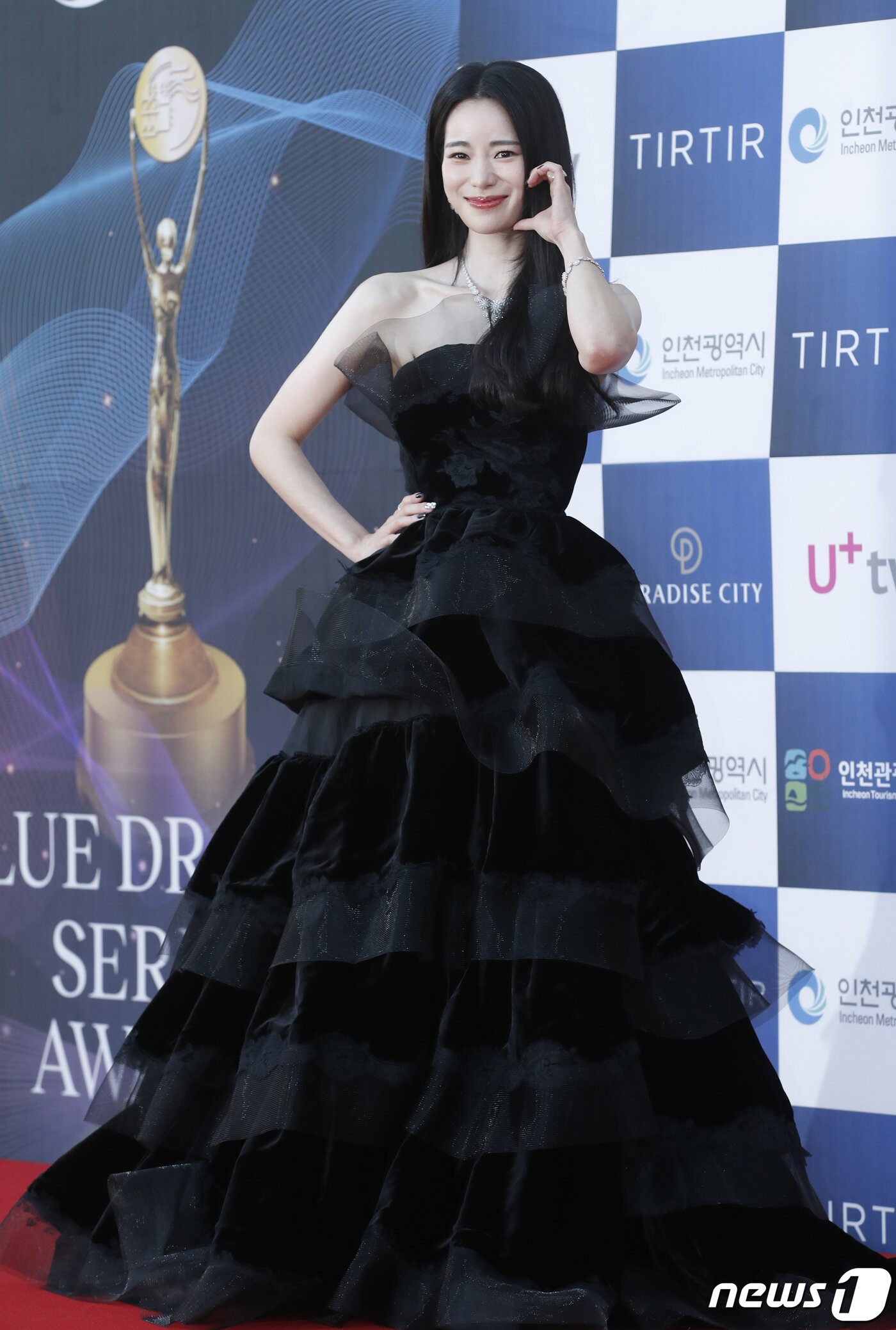 본문 이미지 - 배우 임지연이 19일 오후 인천 중구 파라다이스시티 크로마에서 진행된 ‘제2회 청룡시리즈어워즈’에서 볼 하트로 팬심을 홀리고 있다. ⓒ News1 권현진 기자