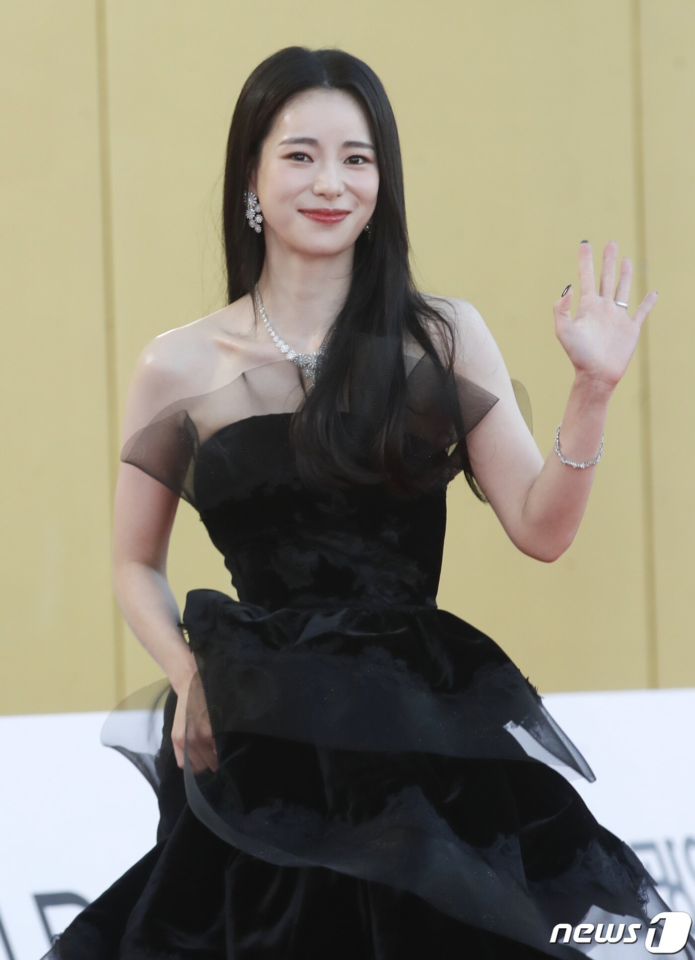 본문 이미지 - 배우 임지연이 19일 오후 인천 중구 파라다이스시티 크로마에서 진행된 ‘제2회 청룡시리즈어워즈’에서 미소를 짓고 있다. ⓒ News1 권현진 기자