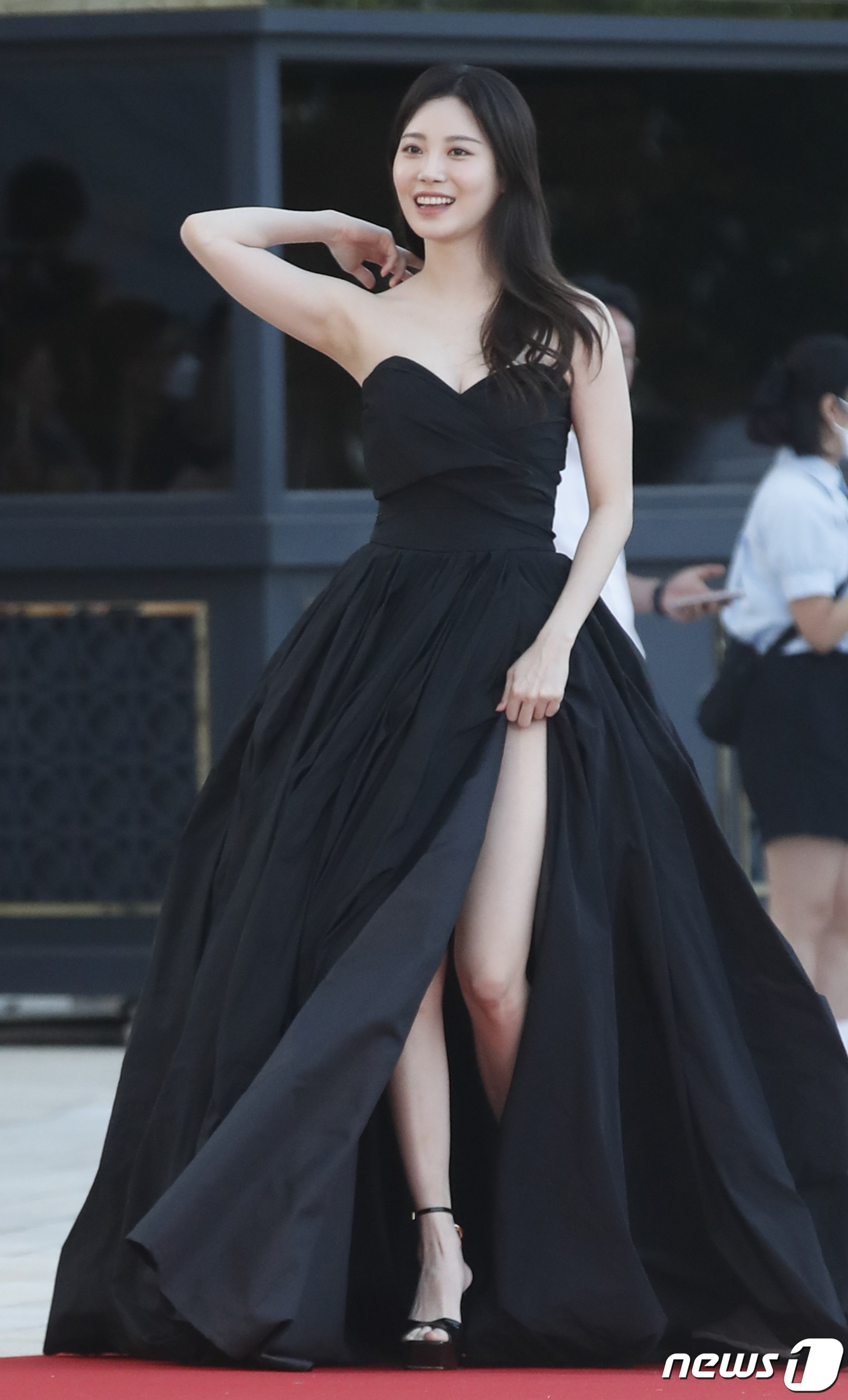 (인천=뉴스1) 권현진 기자 = 배우 유라가 19일 오후 인천 중구 파라다이스시티 크로마에서 진행된 ‘제2회 청룡시리즈어워즈’에서 레드카펫을 밟고 있다. 2023.7.20/뉴스1