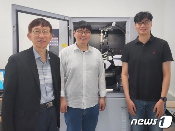 본문 이미지 - 왼쪽부터 장석복 IBS 분자활성 촉매반응 연구단장&#40;공동 교신저자&#41;, 김동욱 IBS 분자활성 촉매반응 연구단 연구위원&#40;공동 교신저자&#41;, 정회민 IBS 분자활성 촉매반응 연구단 박사후연구원&#40;제1저자&#41;이 기념촬영을 하고 있다.&#40;IBS 제공&#41;/뉴스1