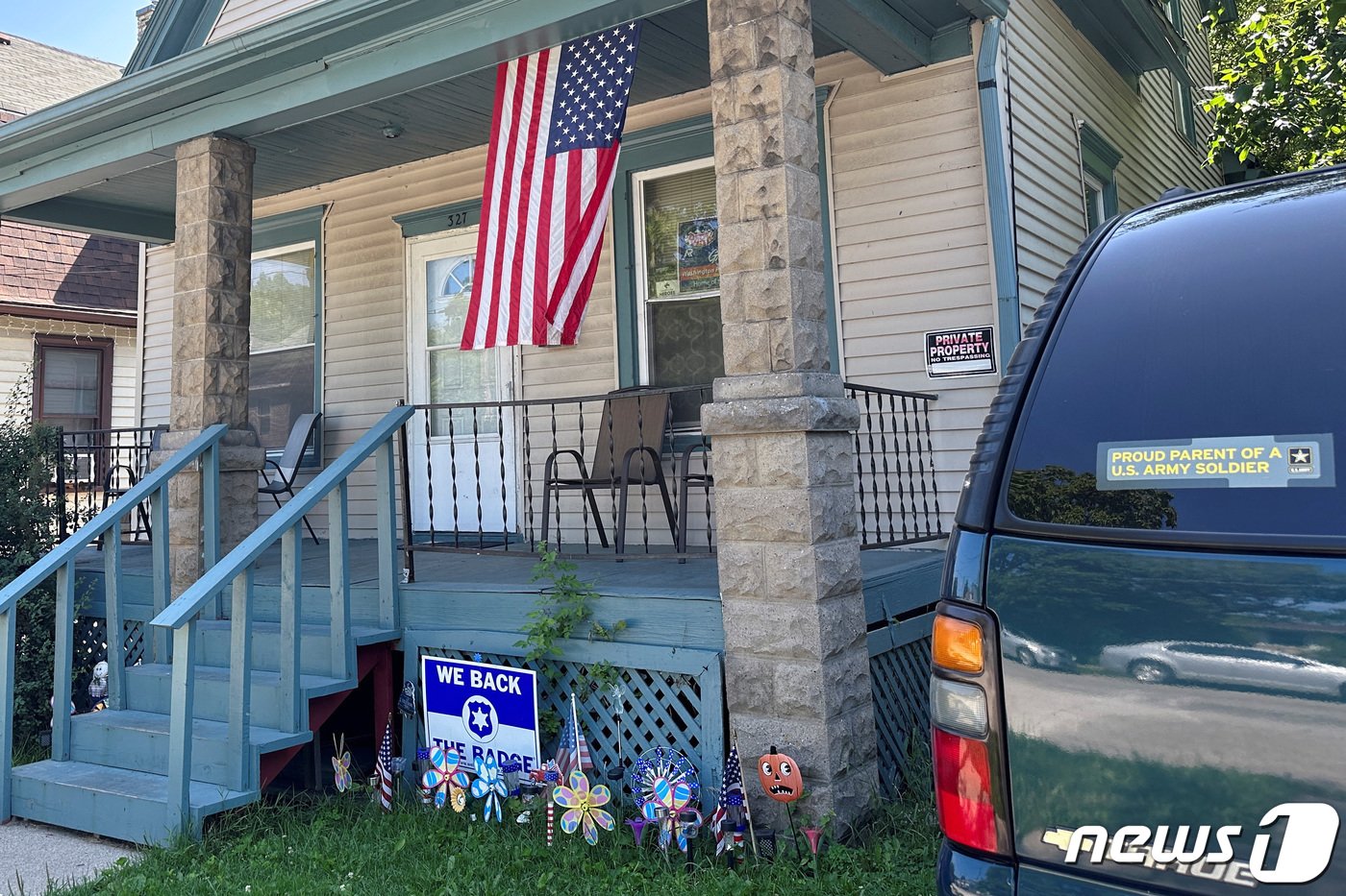 본문 이미지 - 판문점을 통해 월북한 23세 주한미군 트래비스 킹의 모친이 살고있는 집에 19일(현지시간) 성조기가 걸려있다. 모친의 자동차 후면에는 "자랑스러운 미군의 부모＂ 라고 써져있는 스티커가 붙어있다. 2023.07.20 ⓒ 로이터=뉴스1 ⓒ News1 정지윤 기자