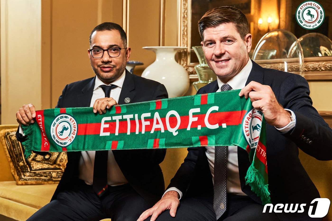 본문 이미지 - 알이티파크 감독으로 선임된 제라드 감독(오른쪽). ⓒ AFP=뉴스1