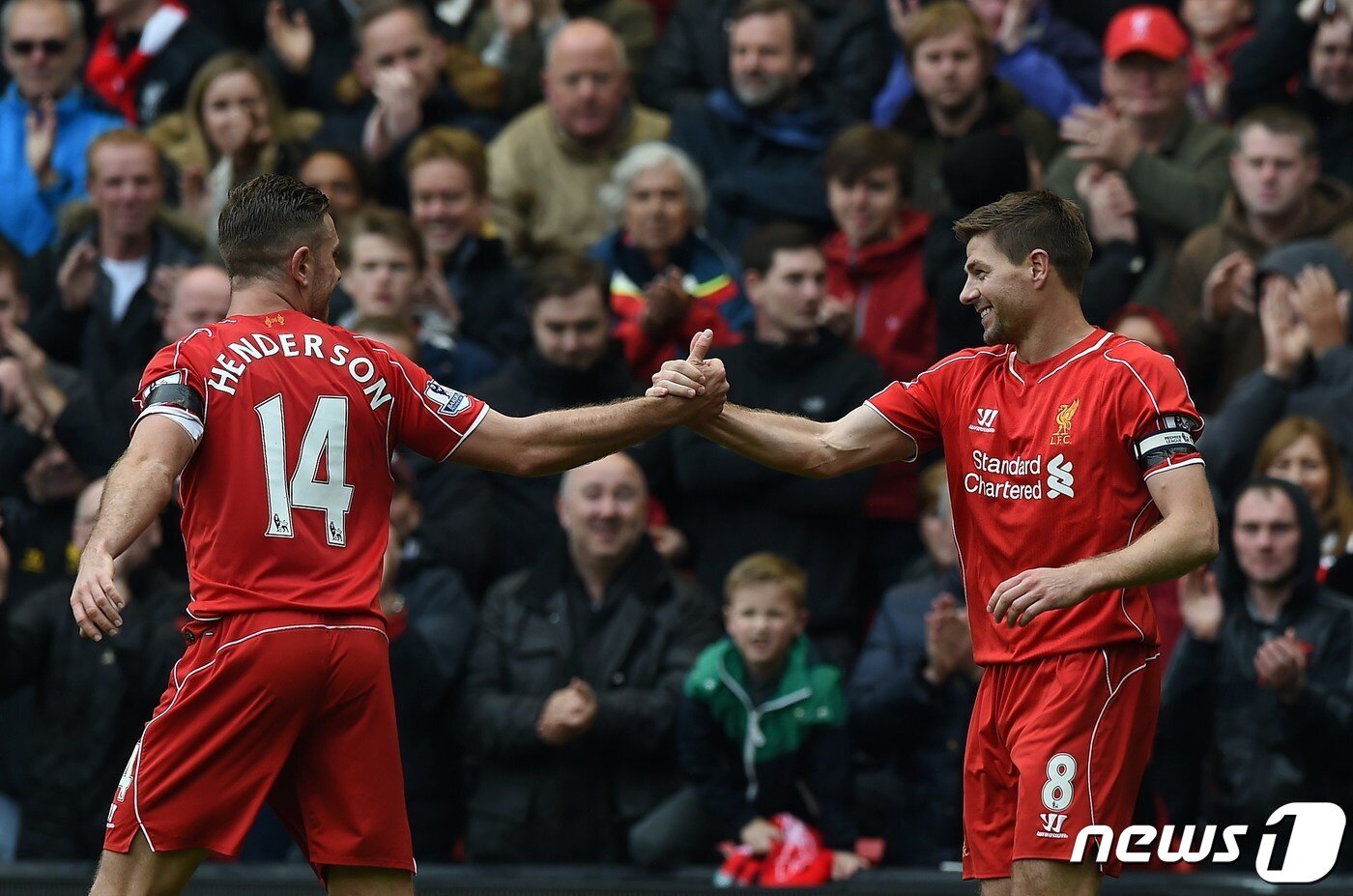 본문 이미지 - 리버풀 시절 제라드(오른쪽)와 헨더슨. ⓒ AFP=뉴스1
