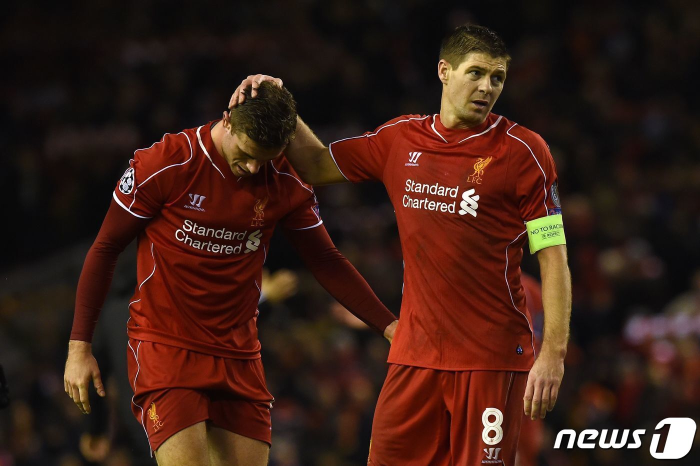 본문 이미지 - 리버풀서 함께 뛰었던 제라드(오른쪽)와 헨더슨. ⓒ AFP=뉴스1
