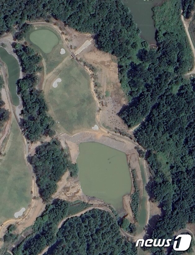 본문 이미지 - 나주 해피니스cc가 불법증축한 저류지 모습. 샷을 하는 티잉그라운드 바로 옆에 조성돼 있다.(구글어스 캡처). /뉴스1