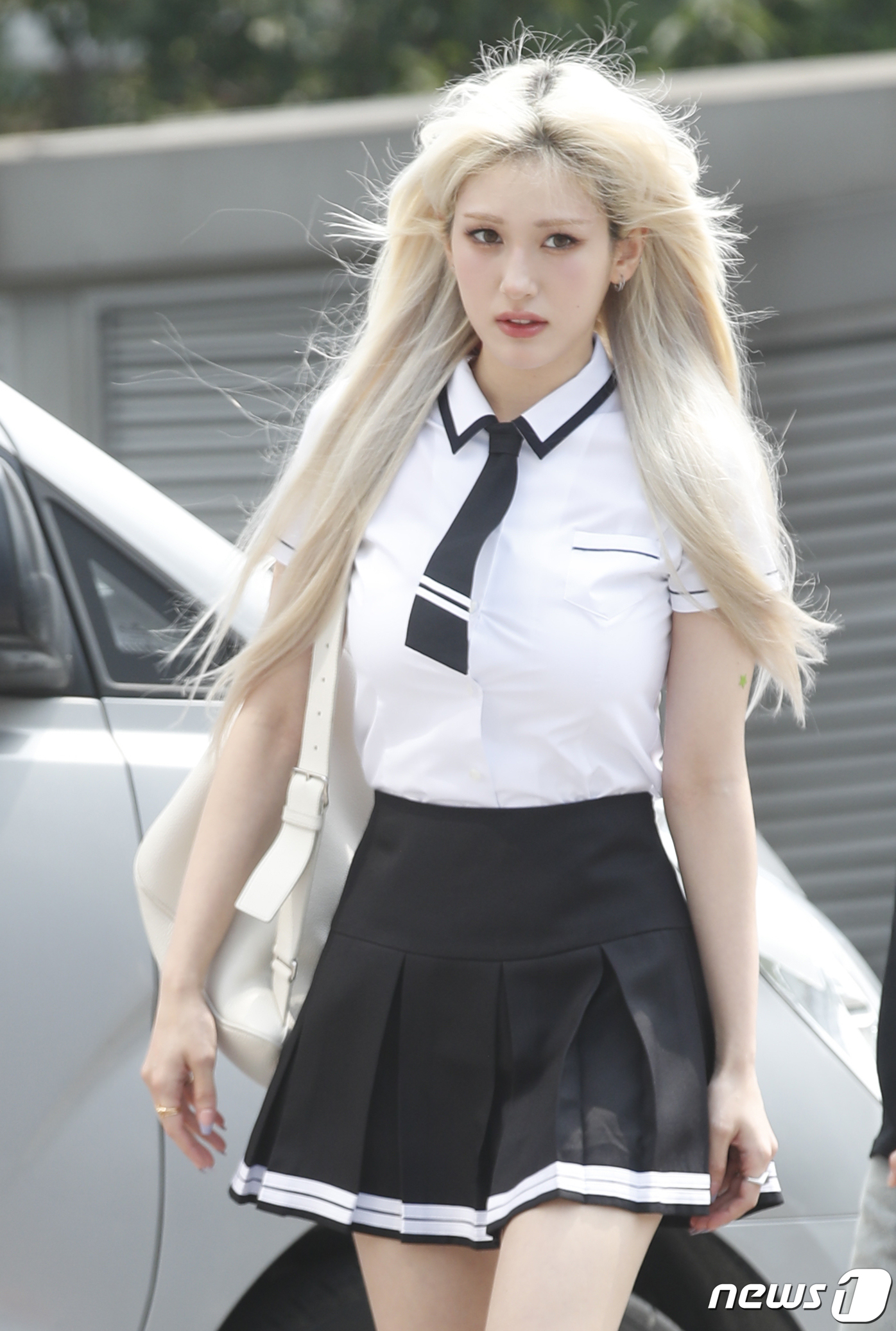 (고양=뉴스1) 권현진 기자 = 가수 전소미가 20일 경기도 고양시 일산 동구 장항동 JTBC 일산스튜디오에서 진행되는 '아는 형님'(아형) 녹화를 위해 방송국으로 들어서고 있다. …