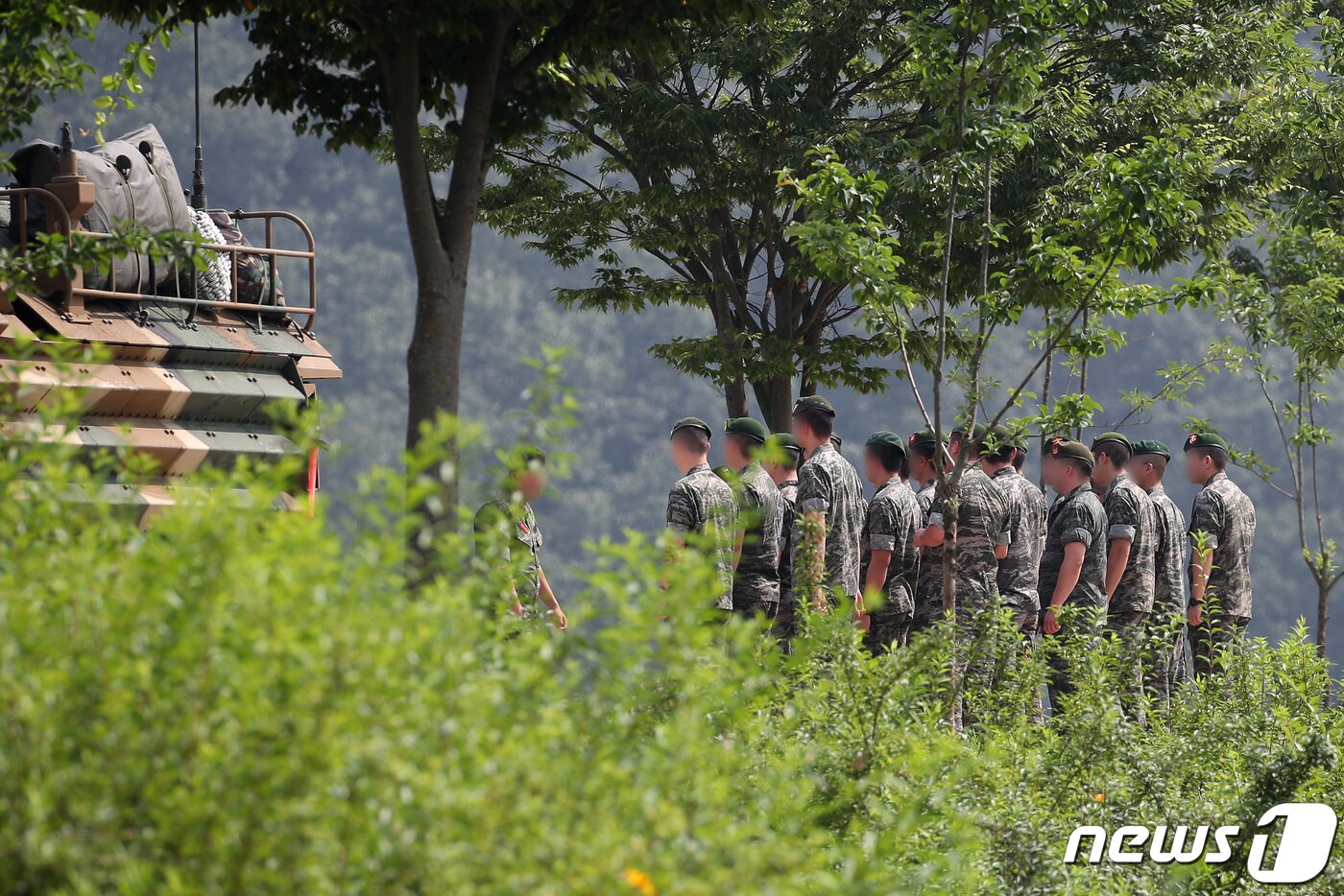 본문 이미지 - 20일 오전 경북 예천군 풍양면 삼강교 아래 해병대신속기동부대 숙영지에서 부사관들이 실종자 수색 주의사항을 듣고 있다. 2023.7.20/뉴스1 ⓒ News1 공정식 기자