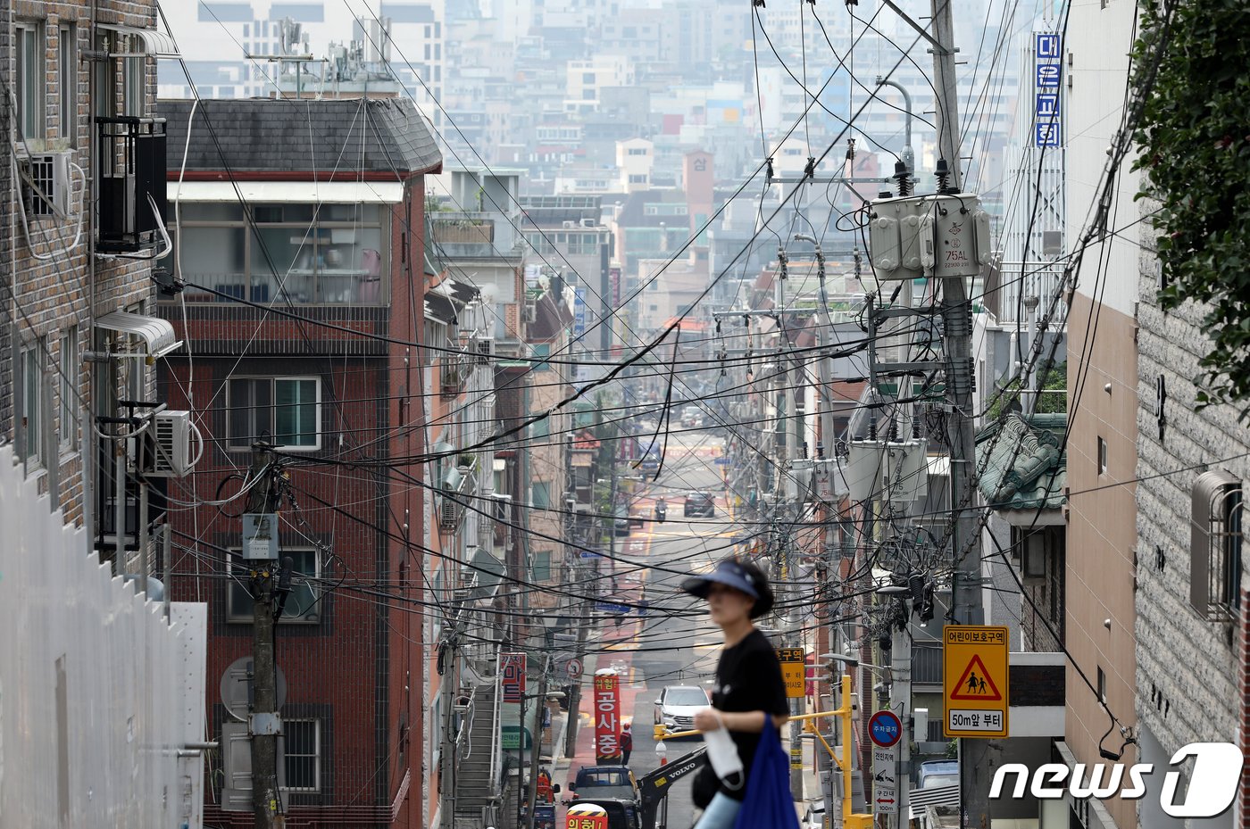 20일 오전 서울 강서구 빌라 밀집 지역에서 시민이 길을 걷고 있다. 2023.7.20/뉴스1 ⓒ News1 장수영 기자