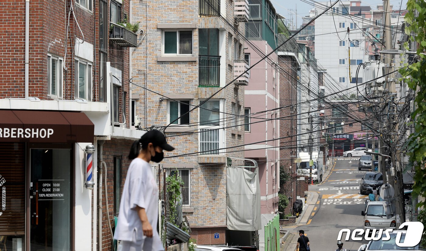 본문 이미지 - 서울 강서구 빌라 밀집 지역에서 시민이 길을 걷고 있다. ⓒ 뉴스1 장수영 기자