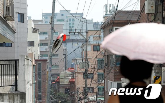  서울 강서구 빌라 밀집 지역에서 시민이 길을 걷고 있다. 2023.7.20/뉴스1 © News1 장수영 기자