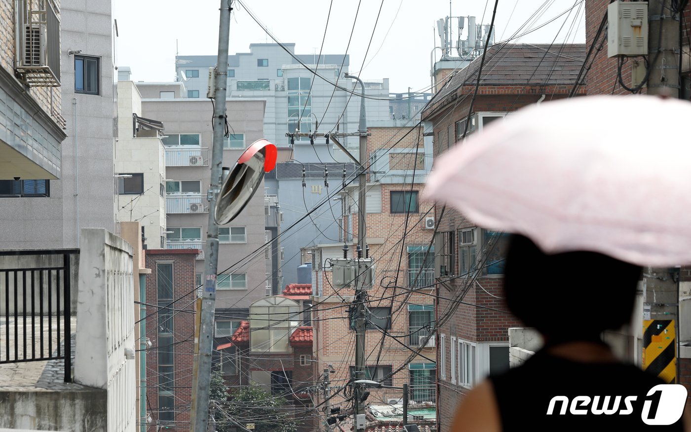  서울 강서구 빌라 밀집 지역에서 시민이 길을 걷고 있다. 2023.7.20/뉴스1 ⓒ News1 장수영 기자