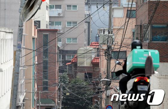 20일 서울시에 위치한 빌라 밀집 지역에서 시민이 길을 걷고 있다. 2023.7.20/뉴스1 © News1 장수영 기자