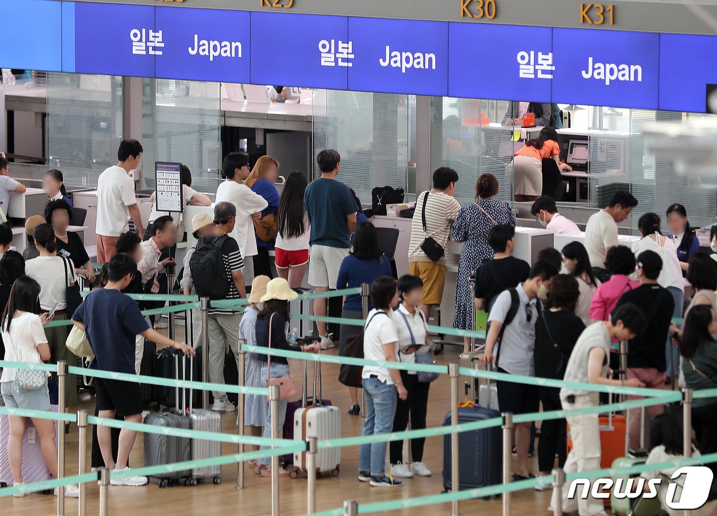 본문 이미지 - 사진은 20일 인천국제공항 제1터미널 내 한 항공사 출국 수속 게이트. 2023.7.20/뉴스1 ⓒ News1 김진환 기자