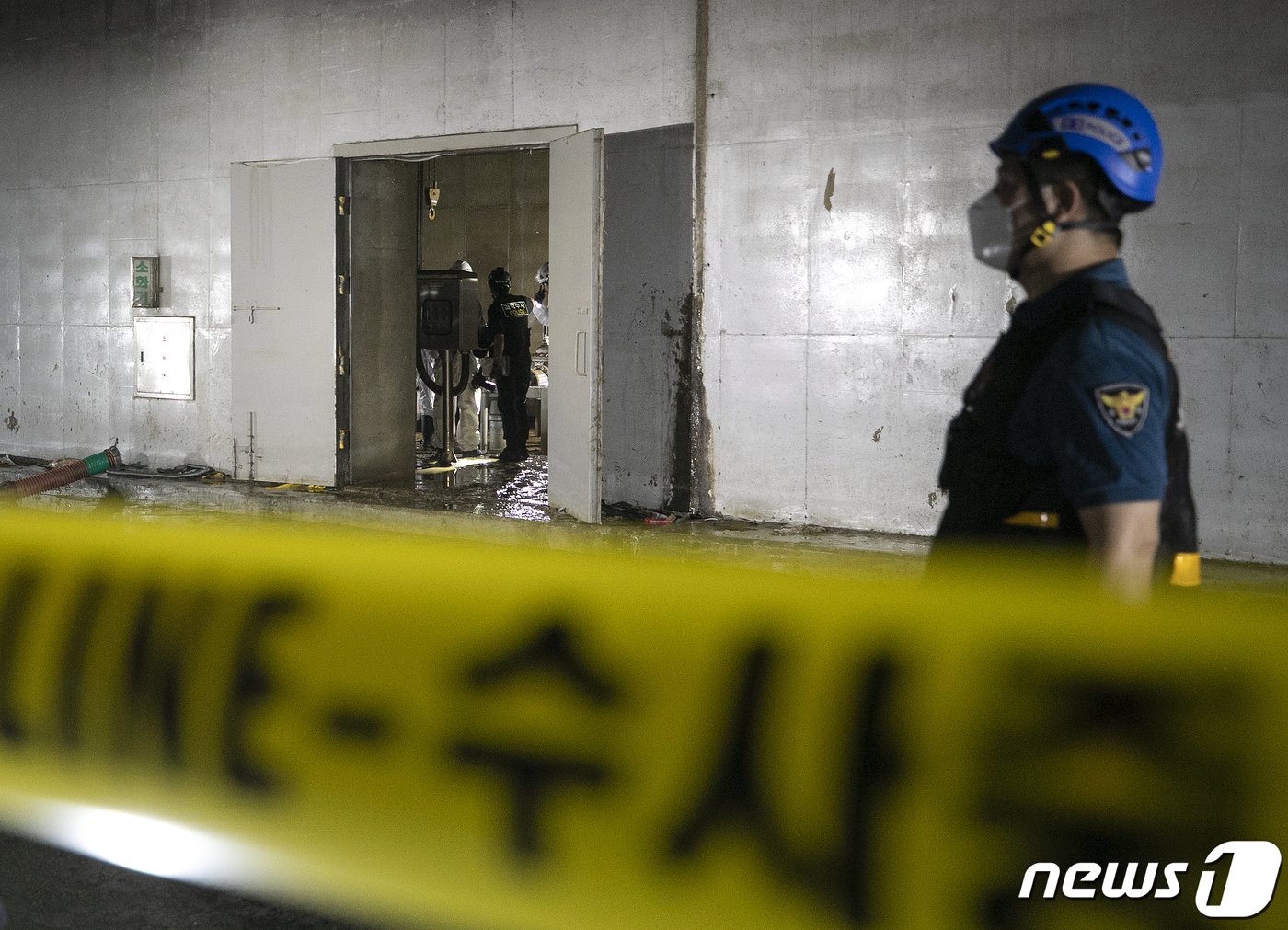 본문 이미지 - 지난달 20일 오전 충북 청주시 흥덕구 오송읍 궁평2지하차도 내 배수펌프에서 충북경찰청과 국립과학수사연구원 관계자들이 현장 감식을 하고 있다. 2023.7.20/뉴스1 ⓒ News1 신웅수 기자