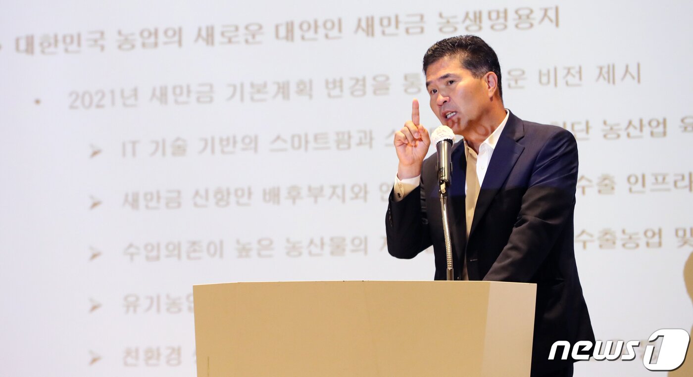 본문 이미지 - 이원택 더불어민주당 국회의원이 20일 전북 전주시 라한호텔에서 열린 제11회 전북포럼에서 '새만금 농생명용지의 비전과 스마트팜 발전 전략'을 주제로 기조발제를 하고 있다. 2023.7.20/뉴스1 ⓒ News1 유경석 기자