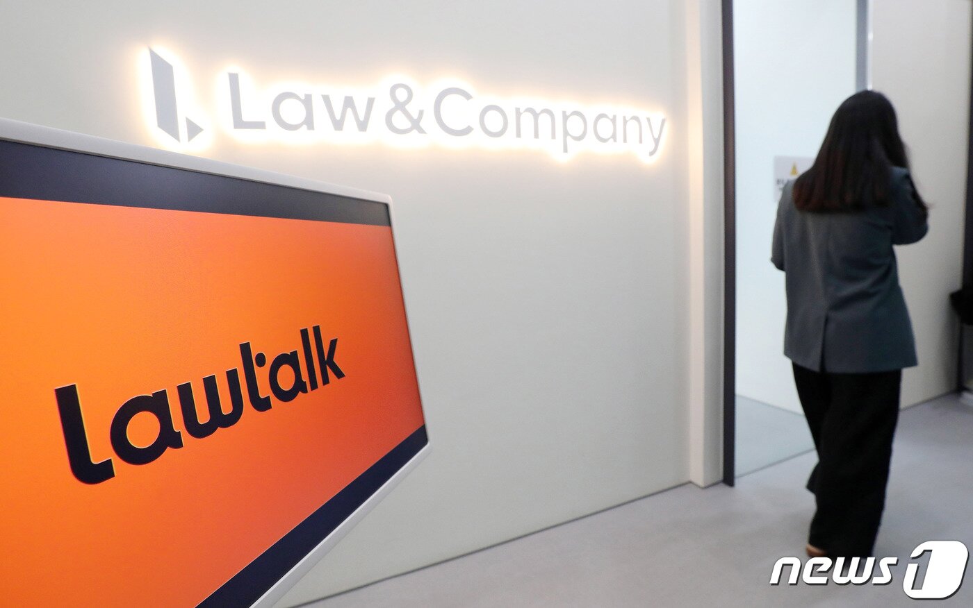 본문 이미지 - 법률서비스 플랫폼 ‘로톡’ 운영사 로앤컴퍼니 사무실에서 직원이 드나들고 있다. 2023.7.20./뉴스1 ⓒ News1 박세연 기자
