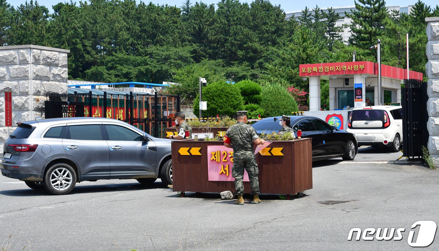 본문 이미지 - 20일 오전 해병대 1사단 서문 앞에는 경북 예천군에서 실종자 수색 작전 도중 불의의 사고로 순직한 고 채수근 일병을 조문하기 위해 시민들의 발길이 이어지고 있다. 2023.7.20/뉴스1 ⓒ News1 최창호 기자